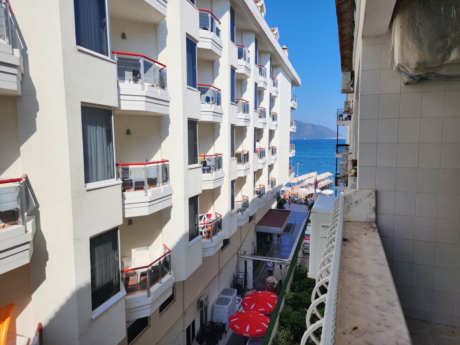 NOSTALGIC BEACHFRONT APARTMENT - 16