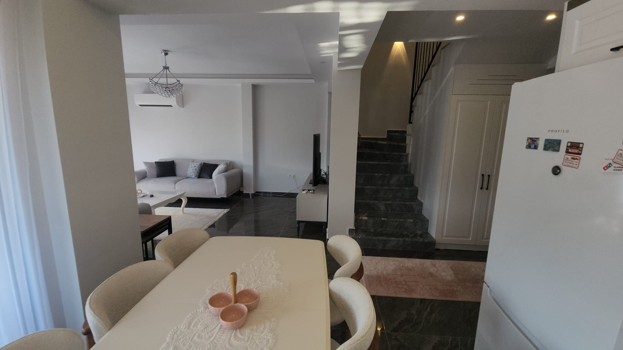 Immaculate Home Near Airport - 17